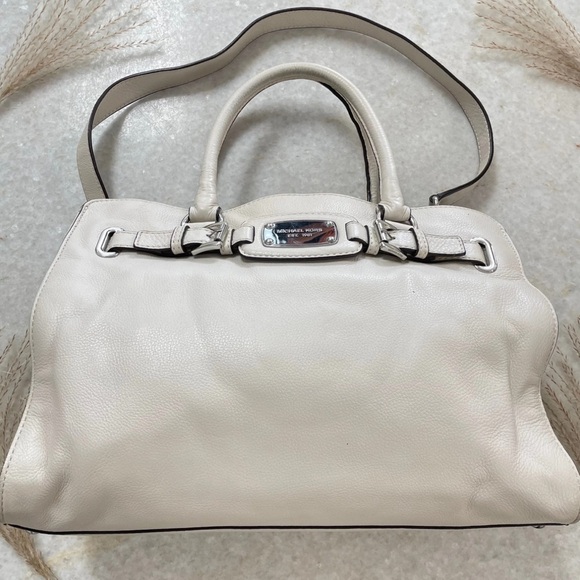 Michael Kors Handbags - MICHAEL KORS HAMTON LARGE SIGNATURE TOTE